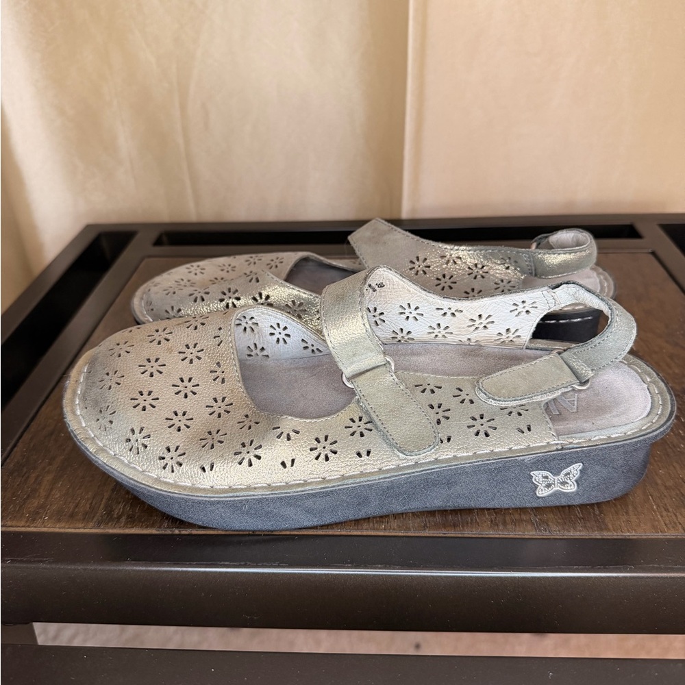 Alegria Silver Women’s Sandals with Floral Design EU size 39 = US size 8.5 - Picture 7 of 13